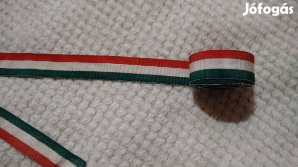 Nemzeti színű szalag kb. 4,2 méter