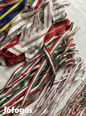 Nemzeti színű szalagok