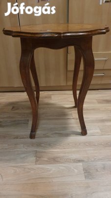 Neobarokk ,kerek intarziás fa asztalka ívelt lábakkal