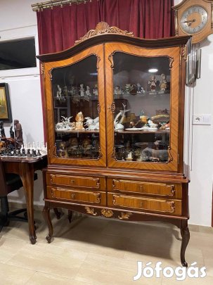 Neobarokk faragott 4 fiókos vitrines szekrény