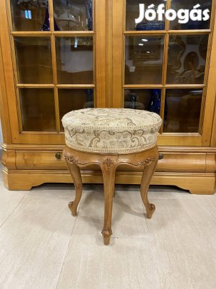 Neobarokk faragott kerek lábzsámoly