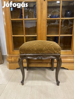 Neobarokk faragott lábzsámoly