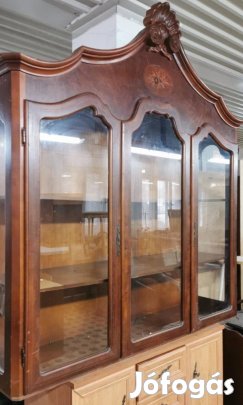 Neobarokk jellegű dekoratív vitrines bútor