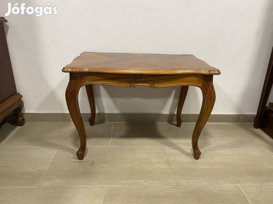 Neobarokk kisméretű dohányzóasztal 