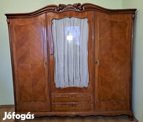 Neobarokk ruhásszekrény