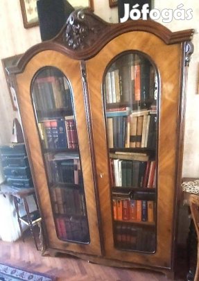 Neobarokk stílusú, dió szekrény