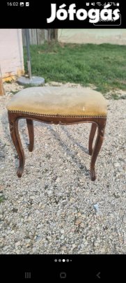 Neobarokk stílusú, faragott fa lábakkal és kárpitozott ülőfelülettel