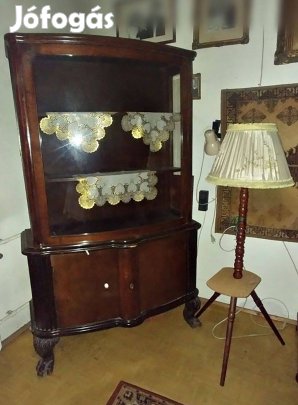 Neobarokk stílusú oroszlánlábas vitrines szekrény eladó Jó állapotban!