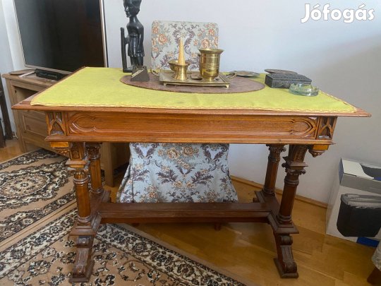 Neogót stílusú flamand szalonasztal
