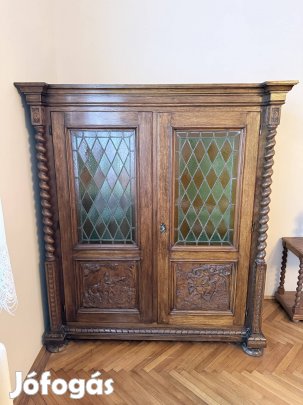 Neoreneszánsz faragott szekrény