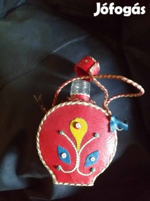 Népi díszítésü üveg