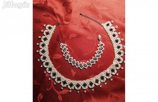 Népi gyöngyfűzött ékszerszett