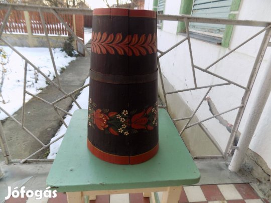 Népi motívumokkal díszített dézsa