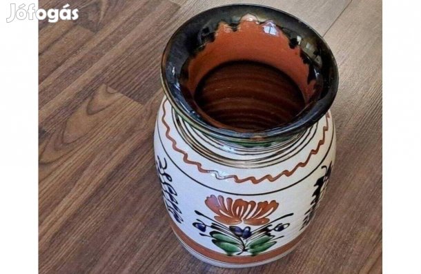 Népi motívumokkal díszített nagy méretű váza