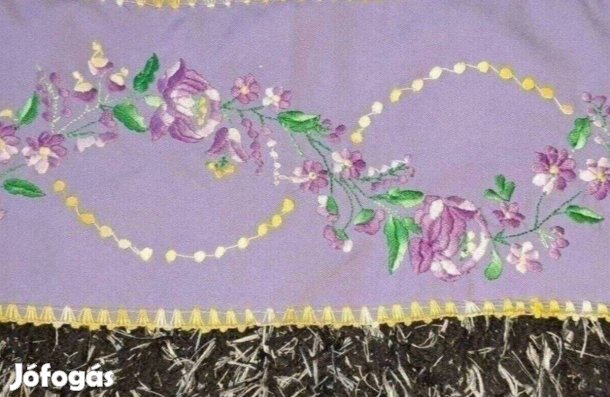 Népi motívumokkal díszített terítő