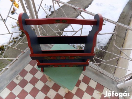 Népi motívumokkal díszített ujságtartó