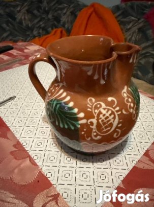 Népi stílusú kerámia kiöntő / tejeskorsó kézzel festett mintával