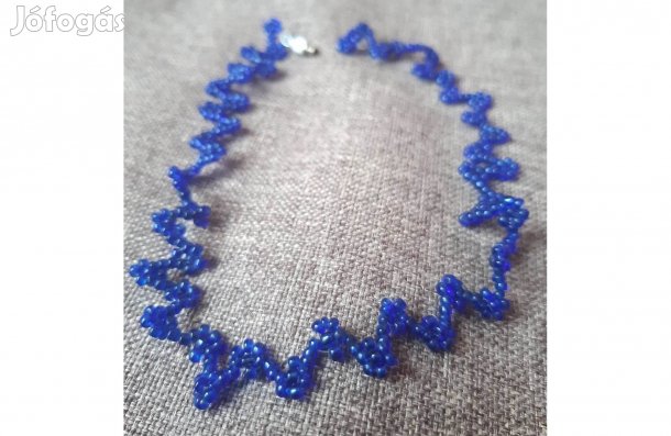 Népies jellegű sötétkék gyöngy nyaklánc