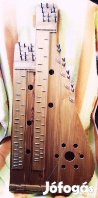 Népművészeti hangszer. Kézműves hasas citera, Kerédi Menyhért 1989