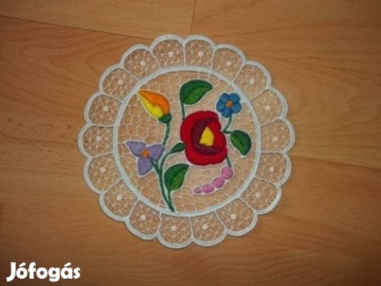 Népművészeti hímzett kis terítő poháralátét