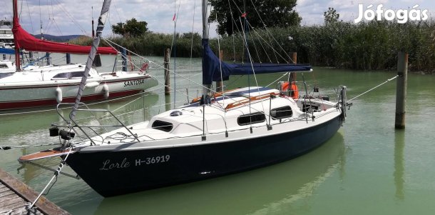 Neptun 22 vitorlás közúti trailerrel, 8 LE motorral