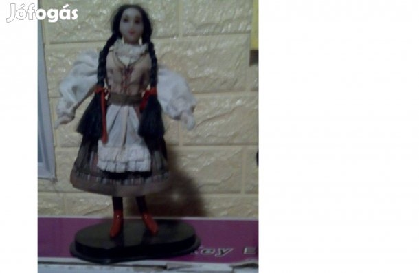 Népviseletes öltözetű talpon álló lány figura, műanyag