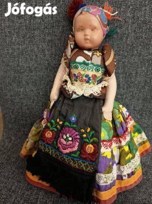 Népviseleti ruhás baba eladó