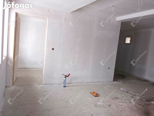 Neszmélyi eladó 36 nm-es lakás