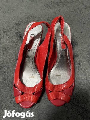 Next piros magassarkú