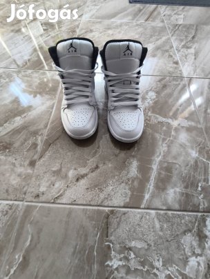 Nike Air Jordan 1Mid sportcipő.