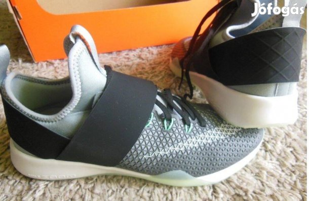 Nike Air Zoom Strong 38-as női training cipő. Teljesen új, dobozában