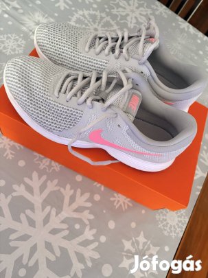 Nike Revolution4 szürke 40" női edzőcipő