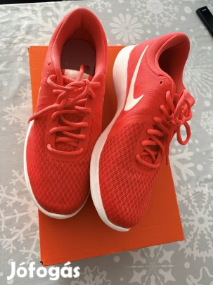 Nike Revolution 4 Női  Színe: Korall  Mérete: 40" 
