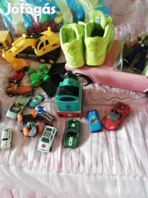 Nike cipők és nagyon sok játék  költözés miatt 8 ezer Ft 