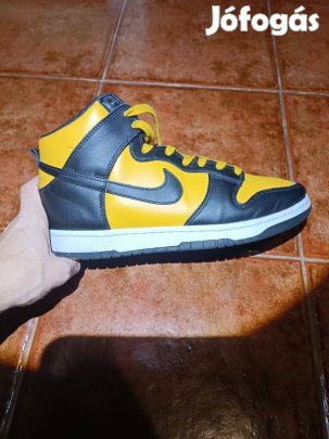 Nike dunk high university gold