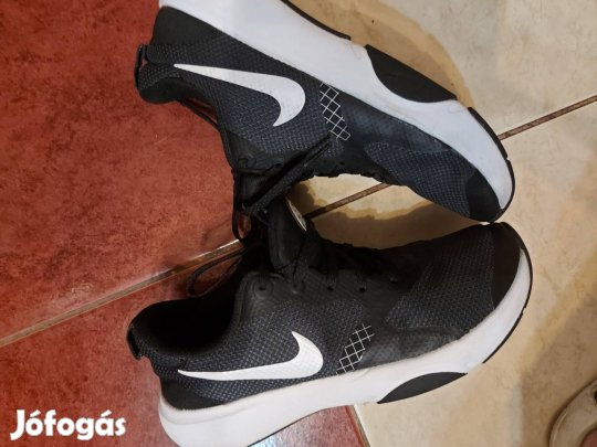 Nike fekete/fehér cipő 38!