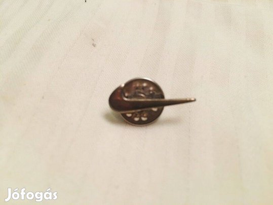 Nike kitűző, pipa formájú