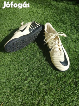 Nike műfüves focicipő 40-es