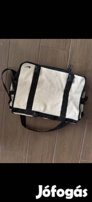 Nike oldaltáska eladó.