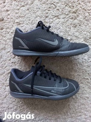 Nike teremcipő/foci cipő 33