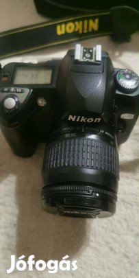 Nikon D 70 váz plusz objektívek tartozékok táska stb
