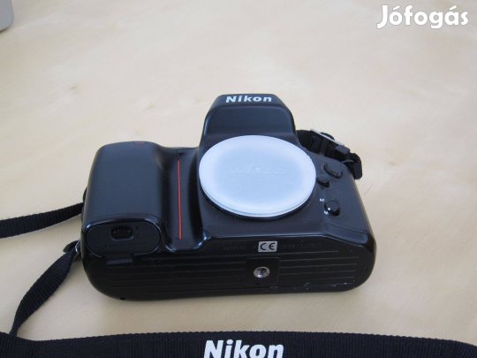 Nikon F70-es filmes fényképezőgépváz, alig használt, korának megfelelő