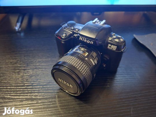Nikon F-501 (N2020) analóg tükörreflexes fényképezőgép objektívvel.