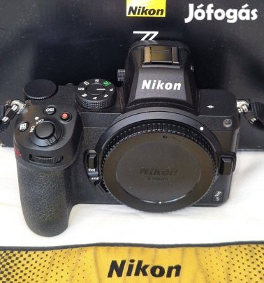 Nikon Z5 full-frame MILC gyári dobozában