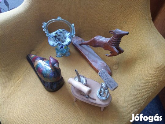 Nippek régi kerámia, üveg és fa dísztárgyak egyben