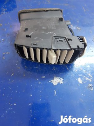 Nissan Micra Bal Középső Szellőző