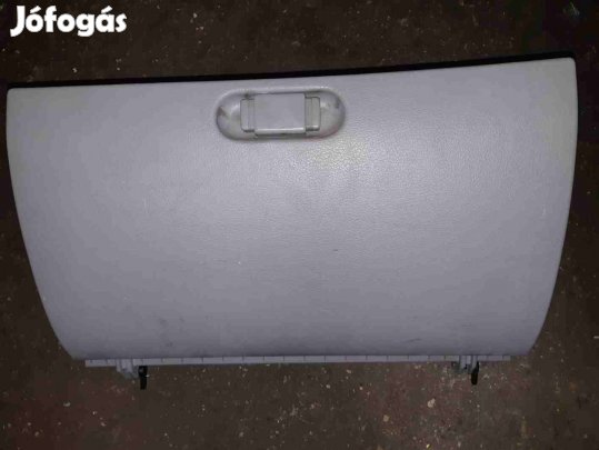 Nissan Serena Kesztyűtartó