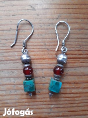 Nívós, kék és piros köves ezüst fülbevaló