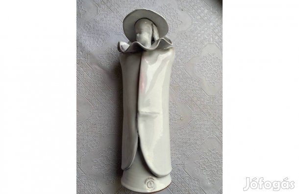 Nő kalapban porcelán apró hibával