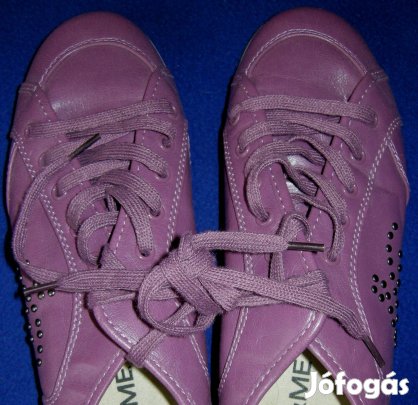 Női,40-méretű lila márkás,szegecses sportcipő,szinte új!
